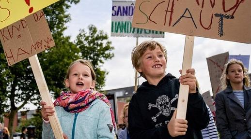 Abana baramagana ababyeyi babasimbuje telefone