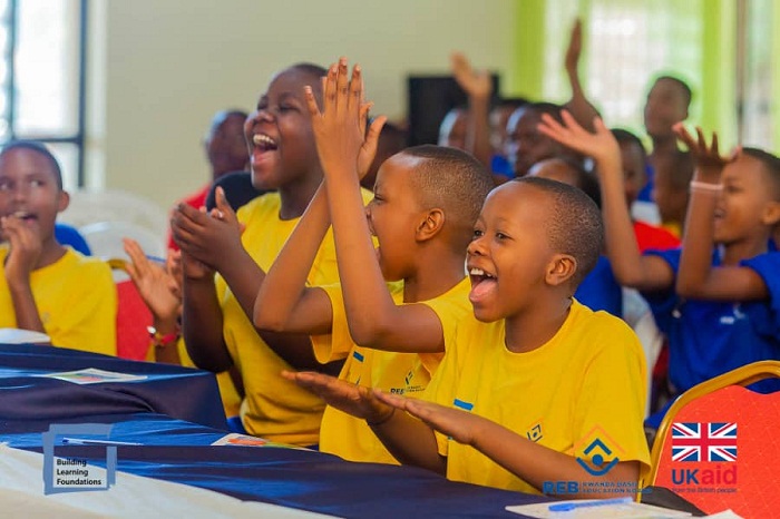 Abana bishimiye ubumenyi bahawe