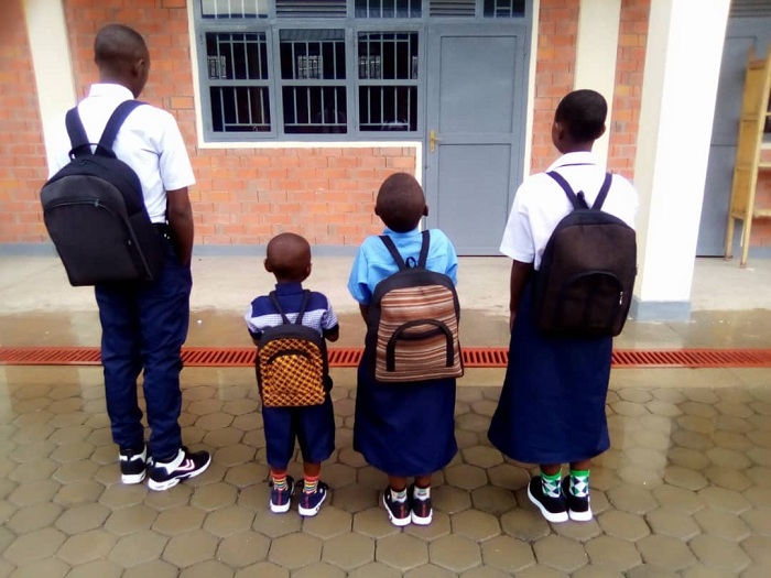 Bahawe ibikoresho byose n'imyambaro y'ishuri