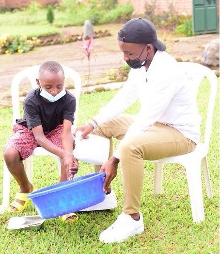 Umwe mu bana basubiye ku ishuri