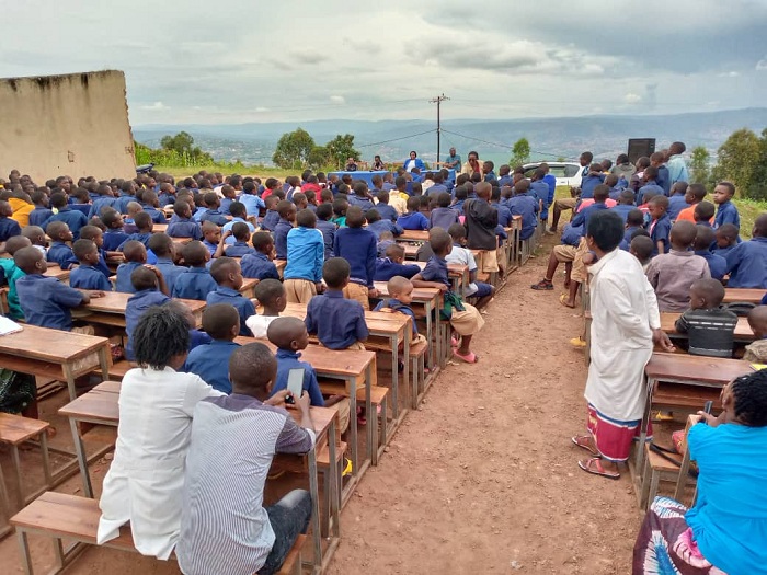 Abana bo ku ishuri ribanza rya Nyabuliba barimo kwiga ibijyanye n'ubuzima bwo mu mutwe