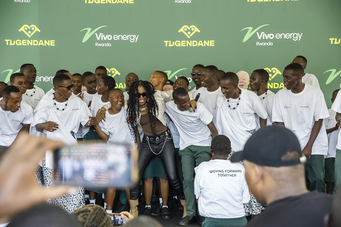 Abanyeshuri ba HVP Gatagara Rwamagana bagaragarije Aline Sano urukundo