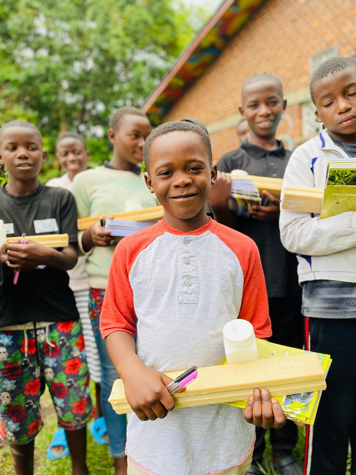 Abana bahabwa ibikoresho by'isuku n'iby'ishuri