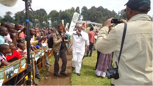 Kidumu asuhuza abafana be i Musanze.