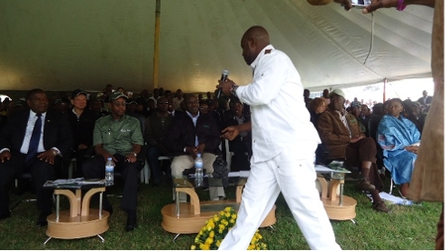 Kidumu asuhuza abayobozi bitabiriye umuhango wo kwita ingagi izina.