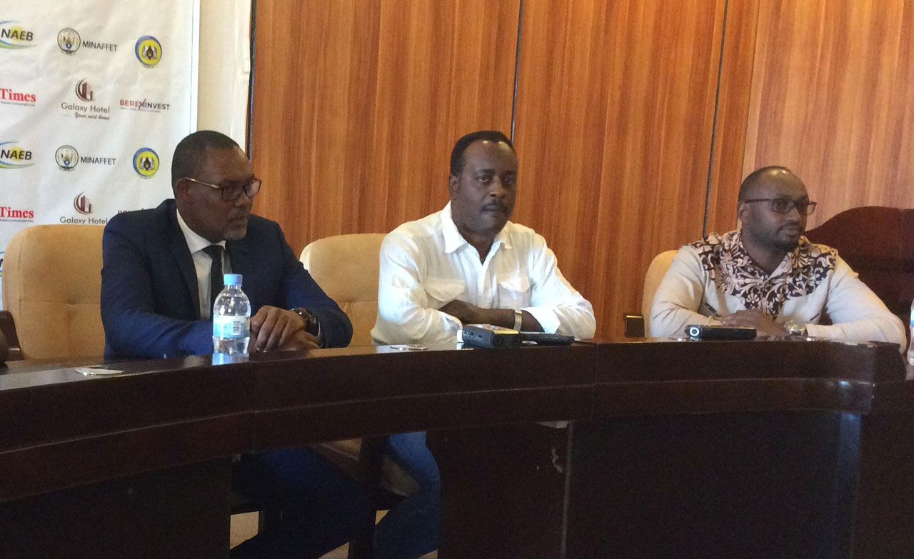 Dieudonne Ntasinzira (ibumoso) na John Bunyeshuri (hagati) mu kiganiro n'abanyamakuru