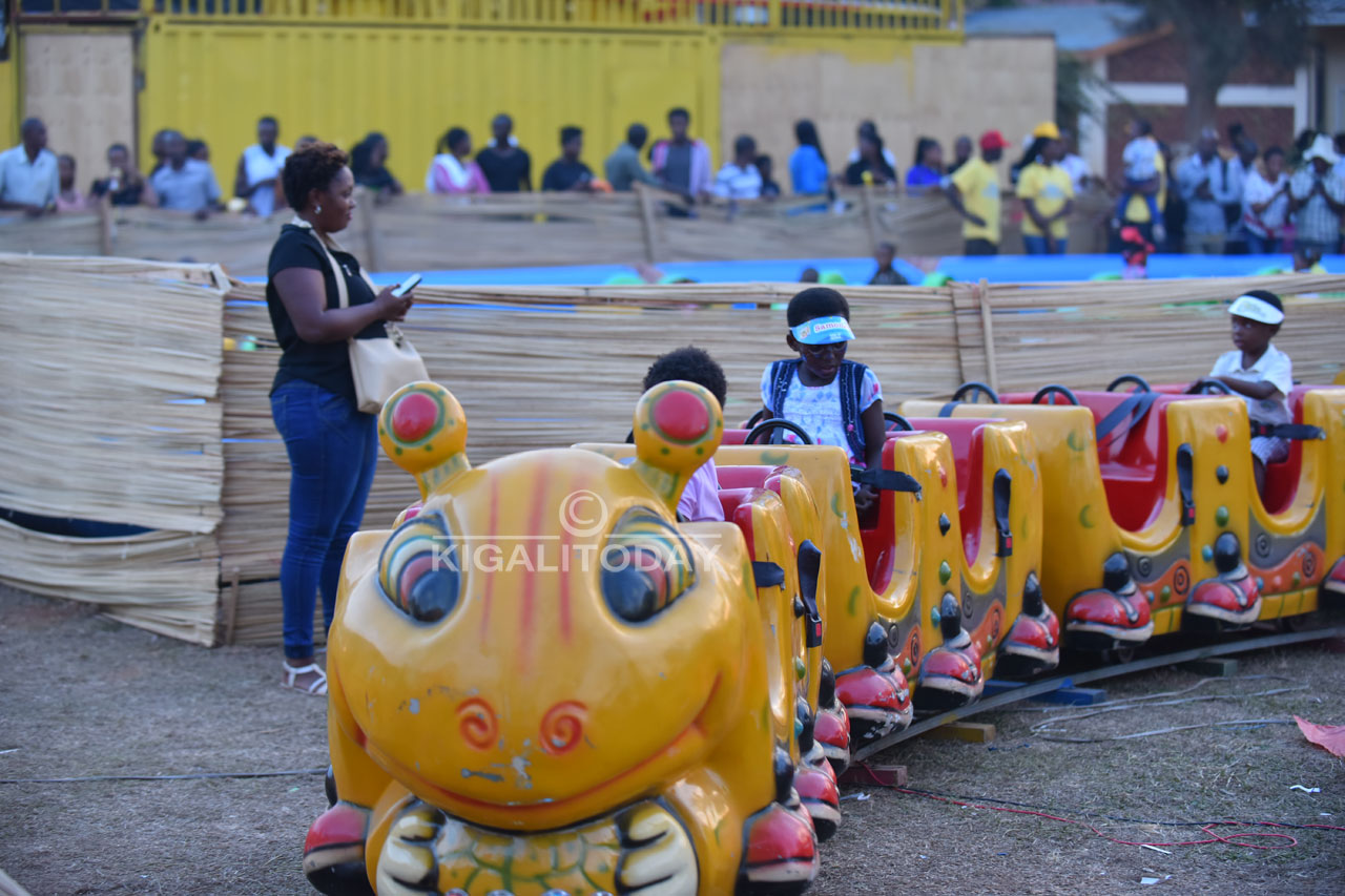 Abana banateguriwe gariyamoshi y'igikinisho bicaramo ikabaha umunyenga