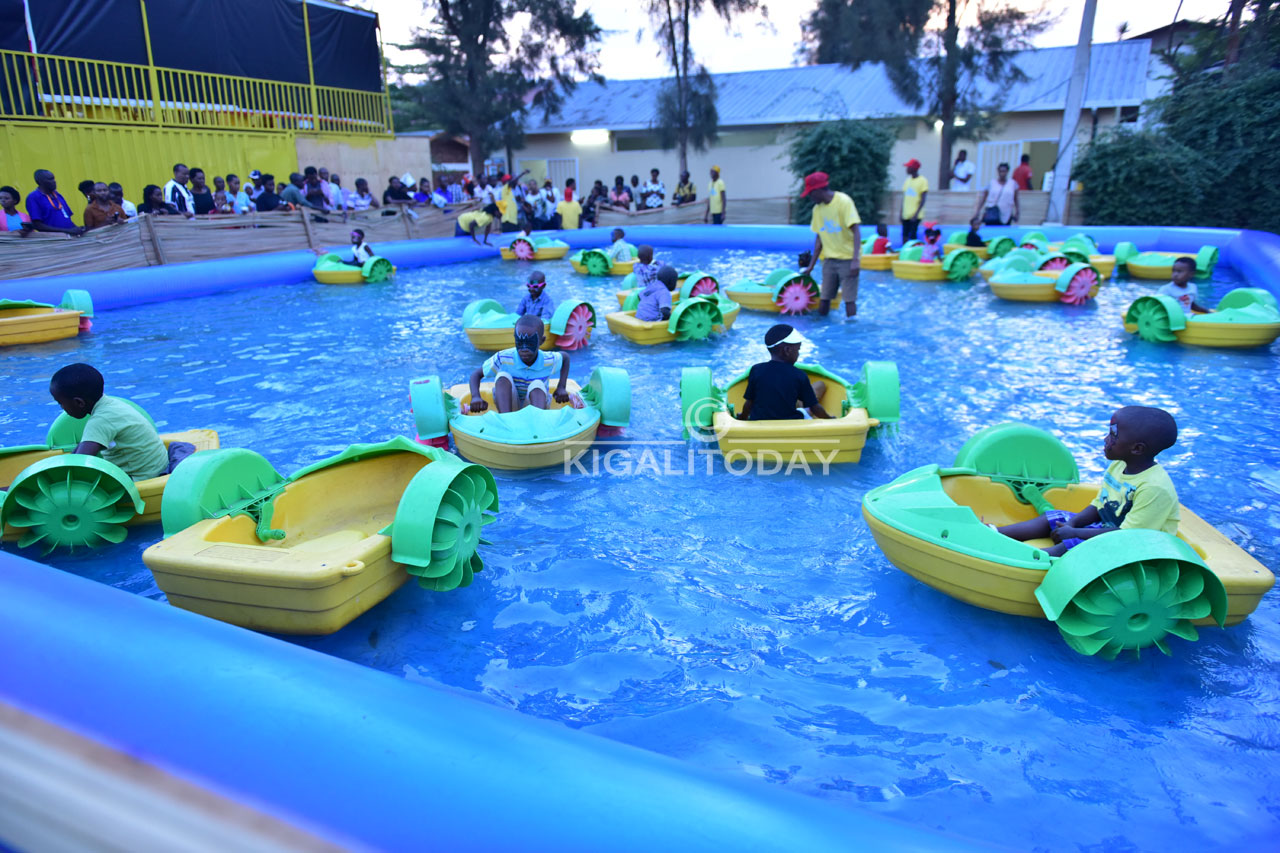 Bateguriwe n'ikidandezi cy'amazi bakiniramo bari mu bwato bijabasusurutsa 