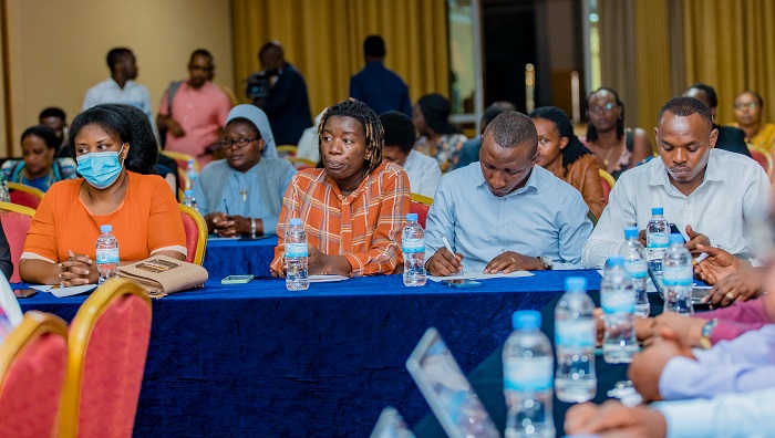 Abatanga serivisi z'ubuzima bavuga ko bahura n'ibibazo byo kwakira abantu badafite ubushobozi bwo kuzishyura