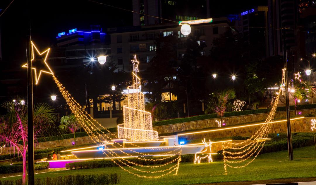 Rond-Point nini iri mu Mujyi rwagati yatatswe amatara yaka amabara atandukanye