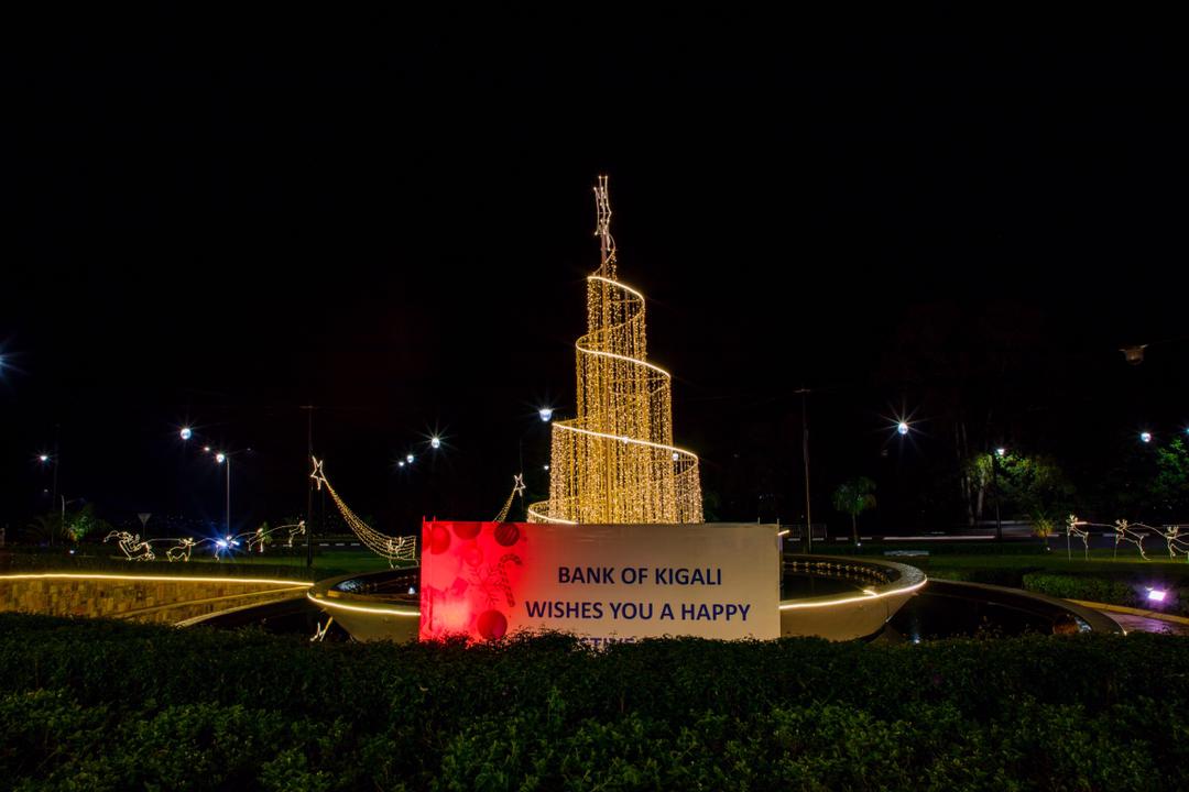 Ukigera muri rond-point yo mu Mujyi, uhabwa ikaze n'ubutumwa bwa Banki ya Kigali