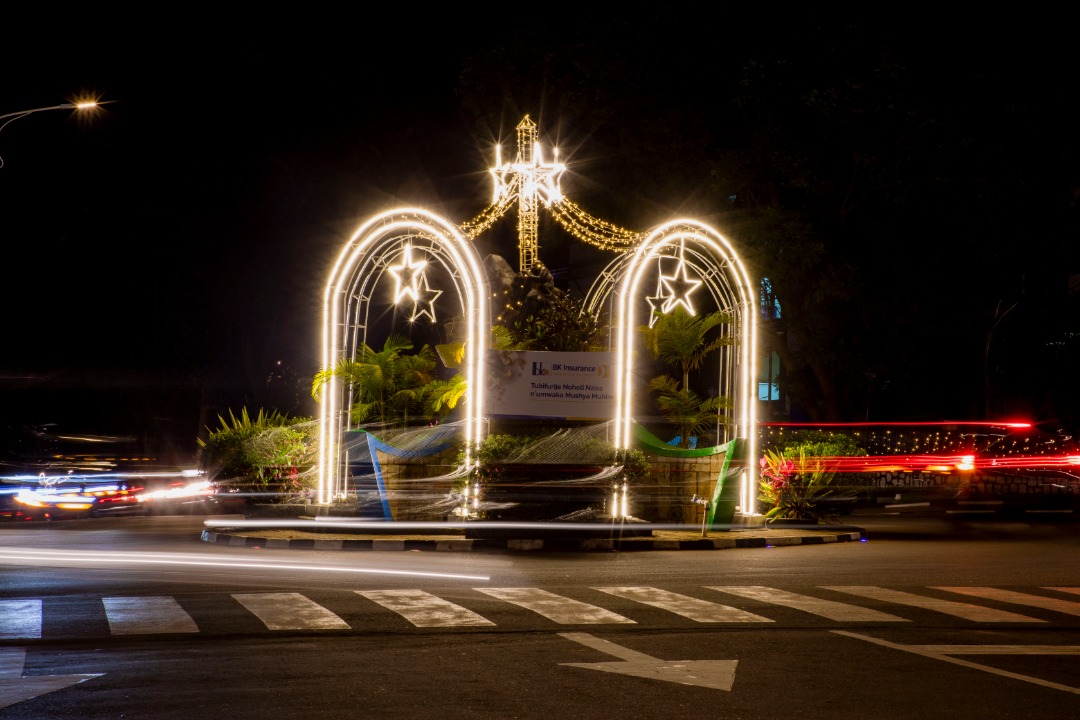 Mu Mujyi wa Kigali rwagati, hagati yayo hatatswemo inyenyeri. Abemeramana bahamya ko inyenyeri ari yo yayoboye abanyabwenge aho Yesu/Yezu yavukiye mu Mujyi wa Betelehem