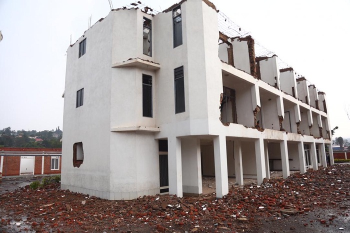 Iyi nyubako yakoreyemo inzego zitandukanye iherereye imbere y