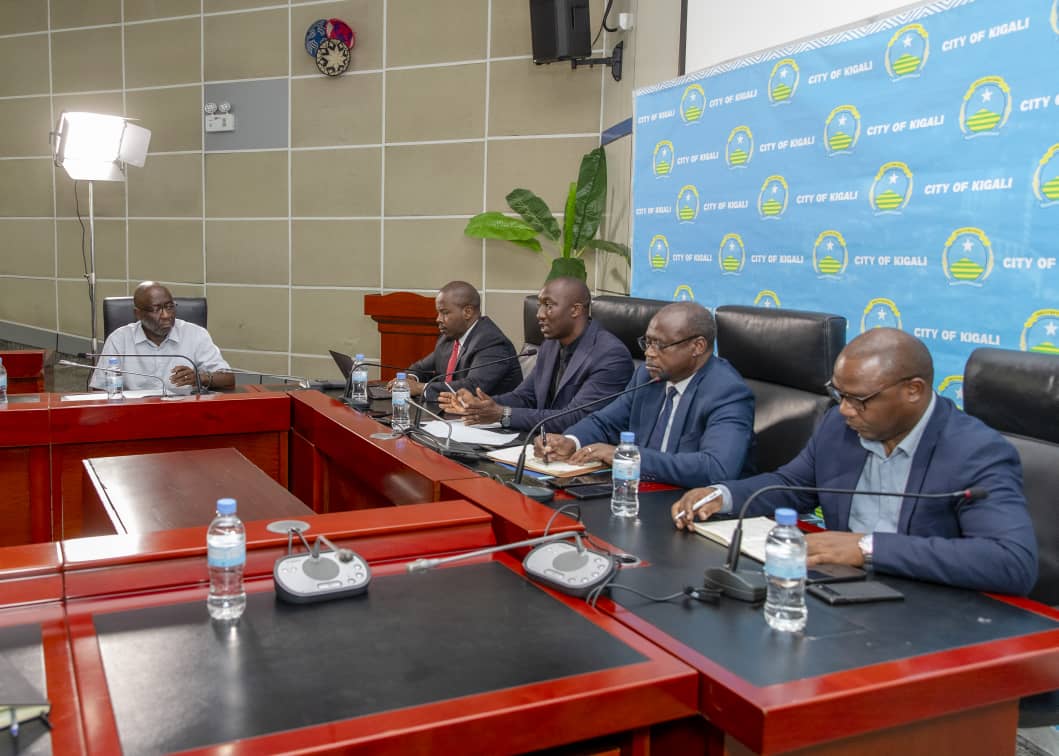 Abayobozi mu nzego zitandukanye basobanuriye abanyamakuru uko gahunda nshya yo gutwara abagenzi mu modoka rusange iteye