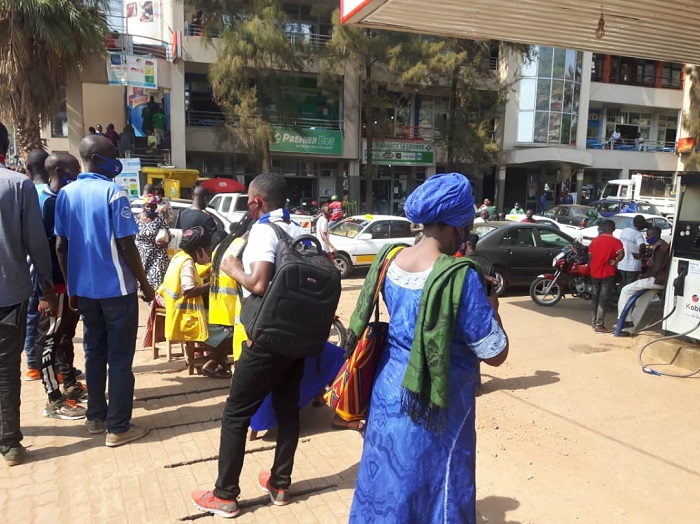 Aba ni abagenzi barimo gushakisha imodoka z'abantu ku giti cyabo hanze ya gare