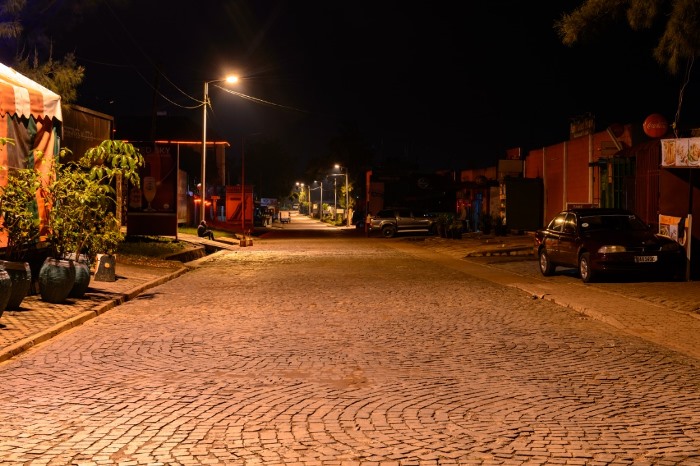 Ku Gisimenti/Kissment. Aka gace gakunze kubamo abantu benshi baba bafata icyo kunywa mu masaha y'umugoroba, na cyane ko ari agace kiganjemo utubari twinshi