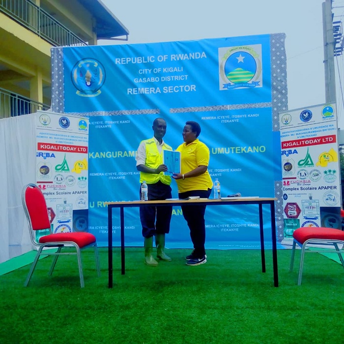 Aha Umunyamabanga Nshingwabikorwa w'Umurenge wa Remera yari amaze gusinyana amasezerano y'ubufatanye mu kwesa imihigo y'isuku n'uhagarariye Company y'isuku yitwa Inema