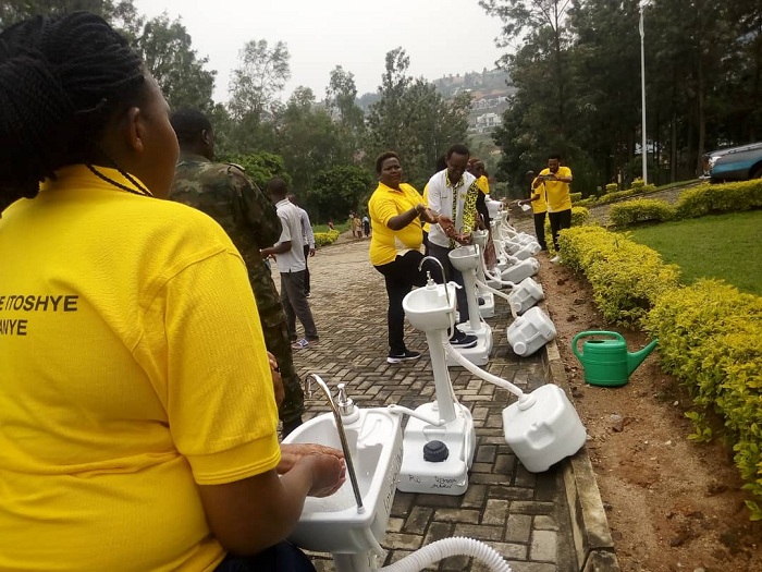 Abayobozi bamaze gutera ibiti bashishikariza abaturage gukoresha kandagira ukarabe