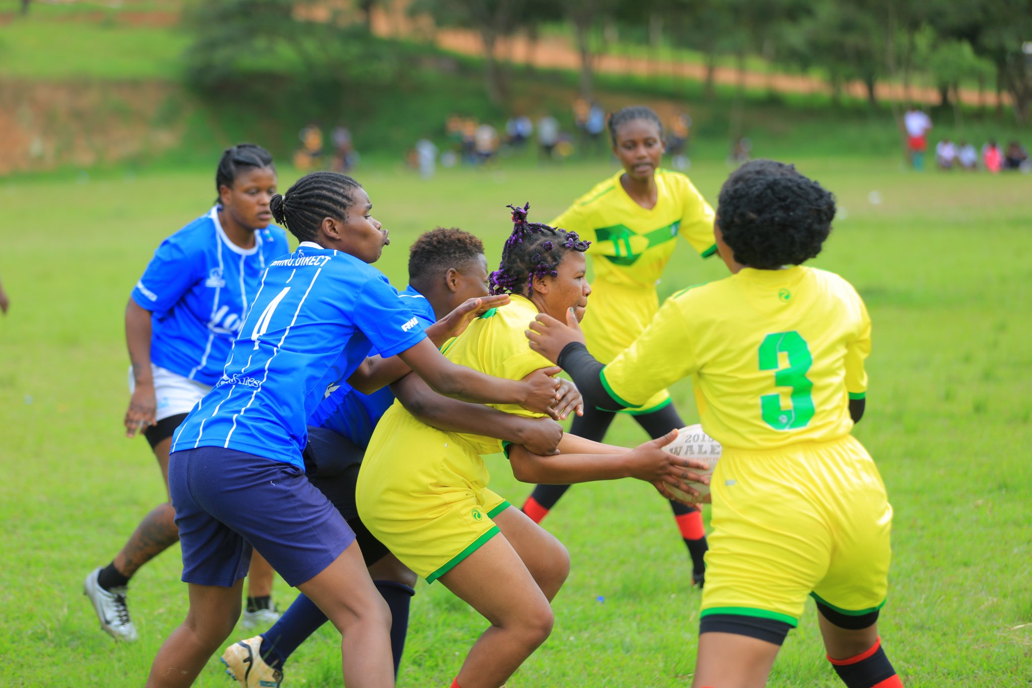 Kigali Sharks (yambaye ubururu) yabaye iya mbere mu bari n'abategarugori