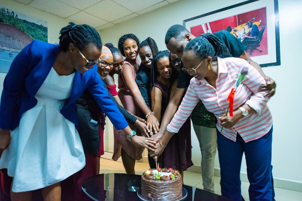 Umwe mu bayobozi ba KT yafatanyije n'abamama n'abakobwa bo muri iki kigo gukata umutsima