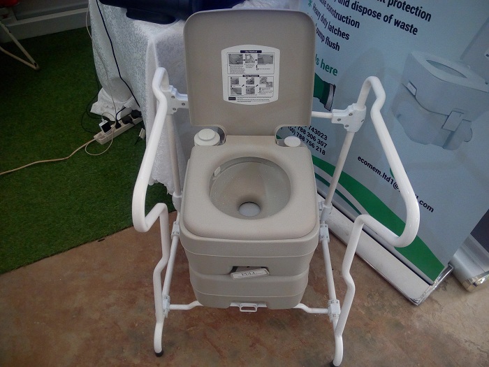 Iyi toilette ifata umwanya muto aho ishyizwe