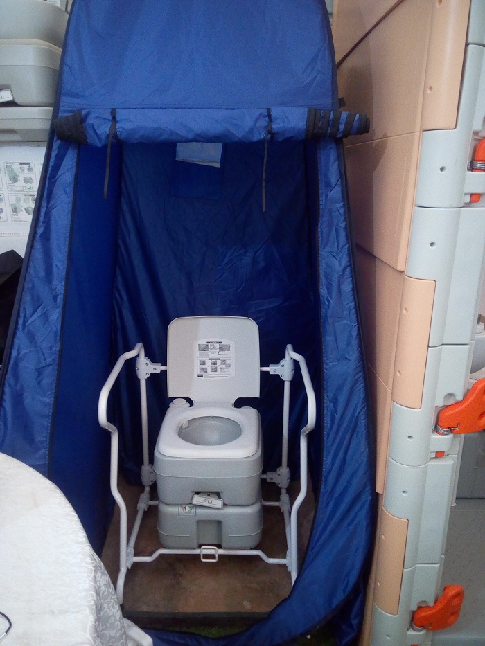 Toilette nto igendanwa n'kazu kayo