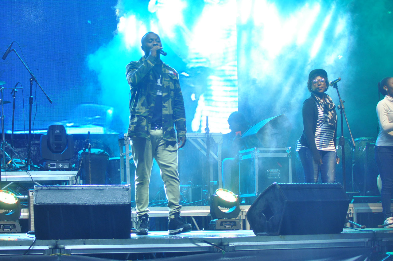 King James yaririmbye Live 