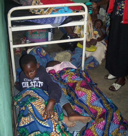 Abarwayi babaye benshi ku buryo bamwe baryamye hasi.