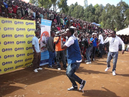 Dream Boyz yagiye kuririmbira impunzi mu nkambi ya Kigeme ku butumire bwa Oasis Gazette muri gahunda yayo ya "My Best Future".