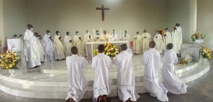 Igitambo cya misa cyo gutaha Kiliziya ya Kinteko cyatuwe na Musenyeri Rukamba