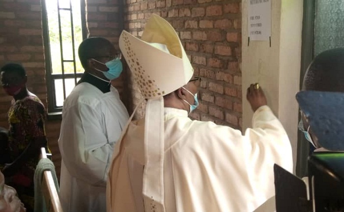 Musenyeri Rukamba aha umugisha Kiliziya yose