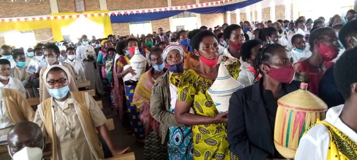 Abakirisitu bo ku Kinteko bazanye amaturo yo gushimira Imana