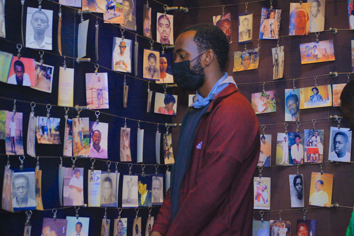 Kapiteni wa Kiyovu Sports Kimenyi Yves areba amafoto y'abishwe muri Jenoside yakorewe Abatutsi