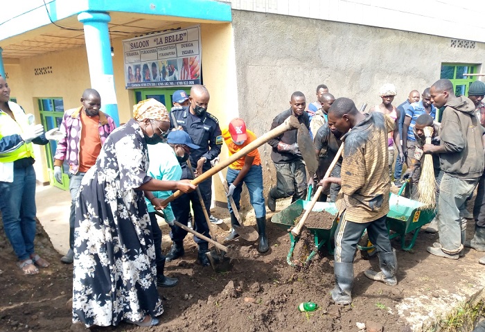 Abo mu isantere y'ubucuruzi yo mu Murenge wa Kinigi bashimishijwe no kwifatanya n'abayobozi mu bikorwa byo kubungabunga isuku