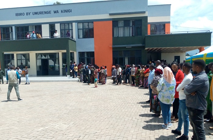 Ku biro by'Umurenge wa Kinigi ni ho abaturage barimo guhererwa serivisi z'ubutaka