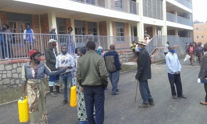 Aba ni bamwe mu baturage beretswe inzu bagomba guturamo muri uyu mudugudu