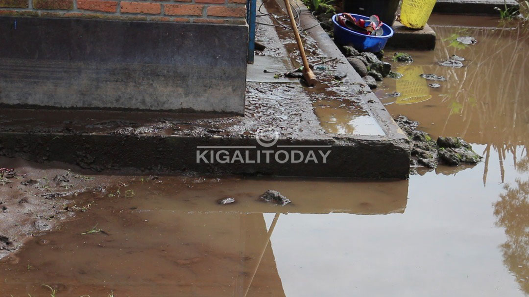 Amazi yari yuzuye ahantu hose abantu batabona aho bakandagira