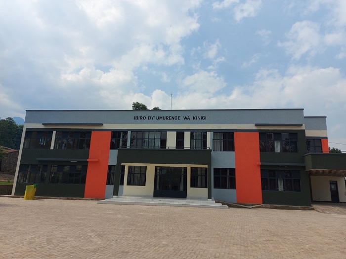 Ni inyubako igezweho yubatse ku muhanda ugana muri Pariki y'Ibirunga