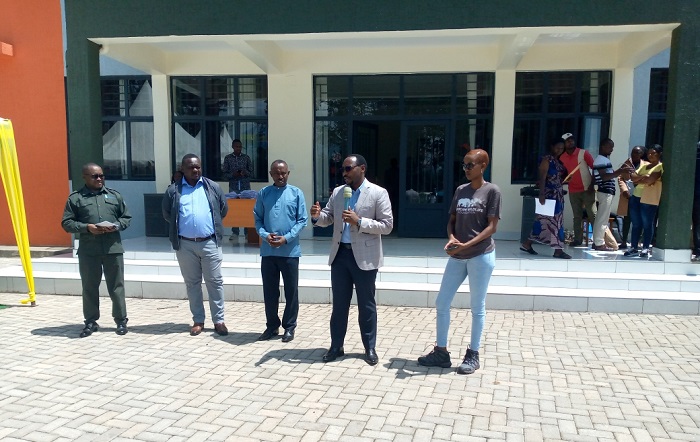 Abayobozi bagaragarije abaturage inyungu iri mu gutunga ibyangombwa bibabaruyeho