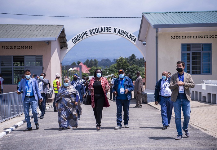 Abanyamahanga bakomeje gukorera ingendoshuri muri uwo mudugudu, basura ibikorwa binyuranye