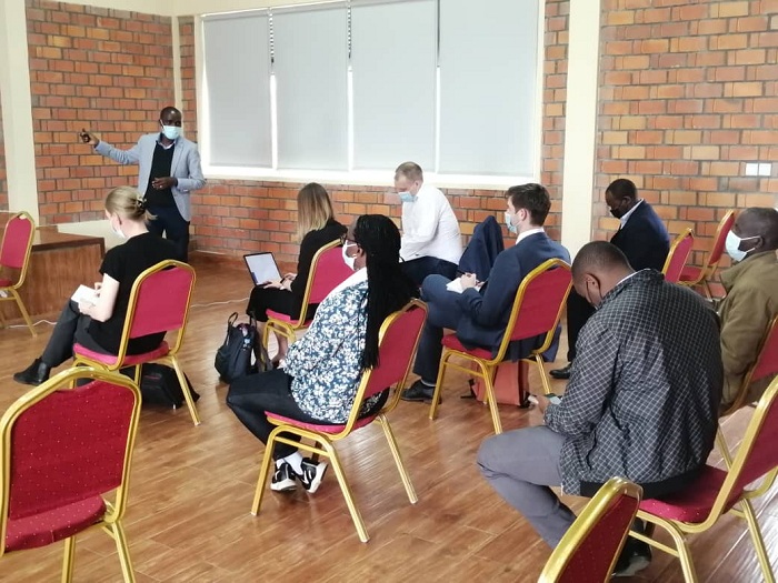 Ramuli Janvier Umuyobozi w'Akarere ka Musanze yabanje gusobanurira abo bashyitsi uwo mudugudu