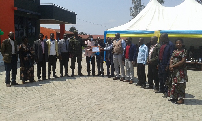 Ubuyobozi bw'akarere bwafatanye ifoto na ba Mudugudu