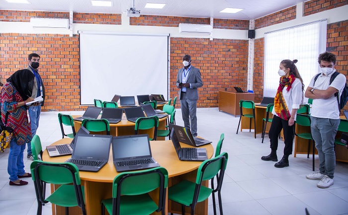 Bashimye urwego ikoranabuhanga rimaze kugeraho mu mashuri yo mu mudugudu wa Kinigi