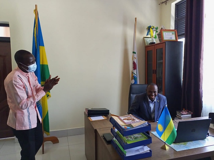 Meya Ramuli Janvier (Uhagaze), yabwiye Gitifu wa Kinigi ko serivisi igomba kujyana n'ubwiza bw'inyubako