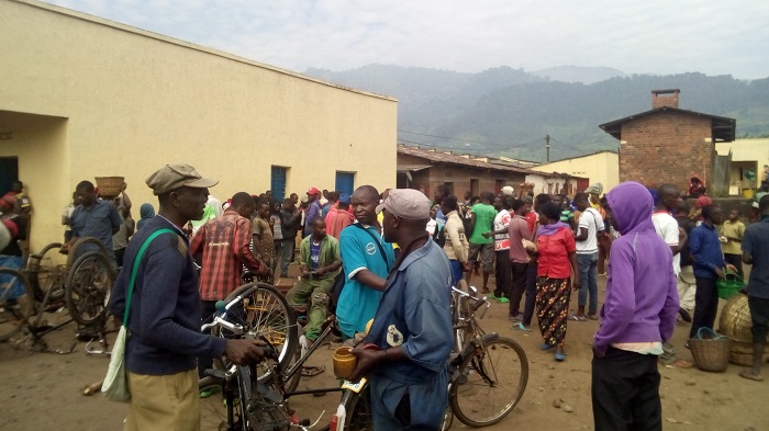 Kubahiriza amwe mu mabwiriza yo kwirinda Covid-19 muri iri soko ricururizwamo telefoni zakoreshejwe ni nk