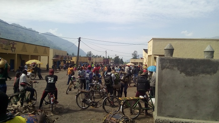 Abantu mu isantere ya Kinkware aho iryo soko riherereye baba ari benshi