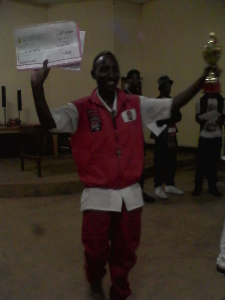 Dig Dog yegukanye "Kinyaga Awards" ahabwa igikombe n'amafaranga ibihumbi 100.