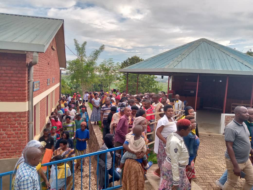 Abaturage bo mu Kagari ka Kagugu ubwo bari bamaze kuganirizwa n