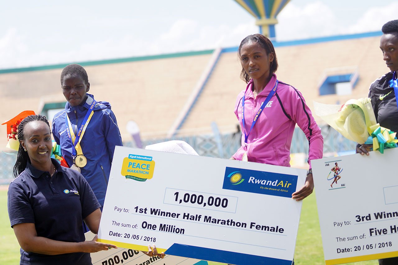 Nyirarukundo Salome yahawe igihembo cya Milioni imwe