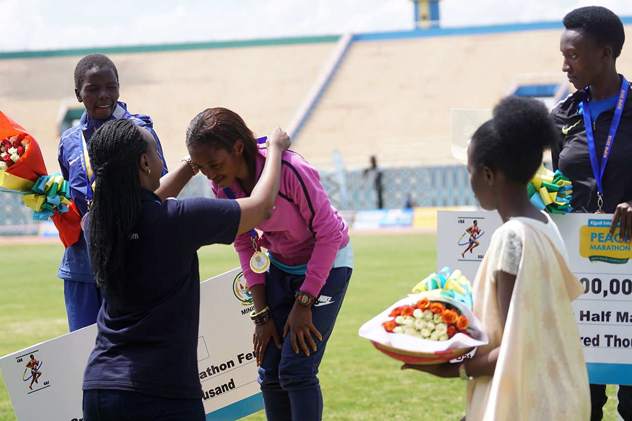 Nyirarukundo Salome yambikwa umudari wa zahabu